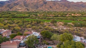 A residential area with houses, a swimming pool, and mountains in the background. - Exquisite Greens condo with Breath taking views and exception interior (Tucson)