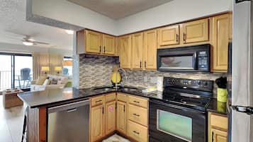 Een koelkast, een magnetron, een oven, een kookplaat