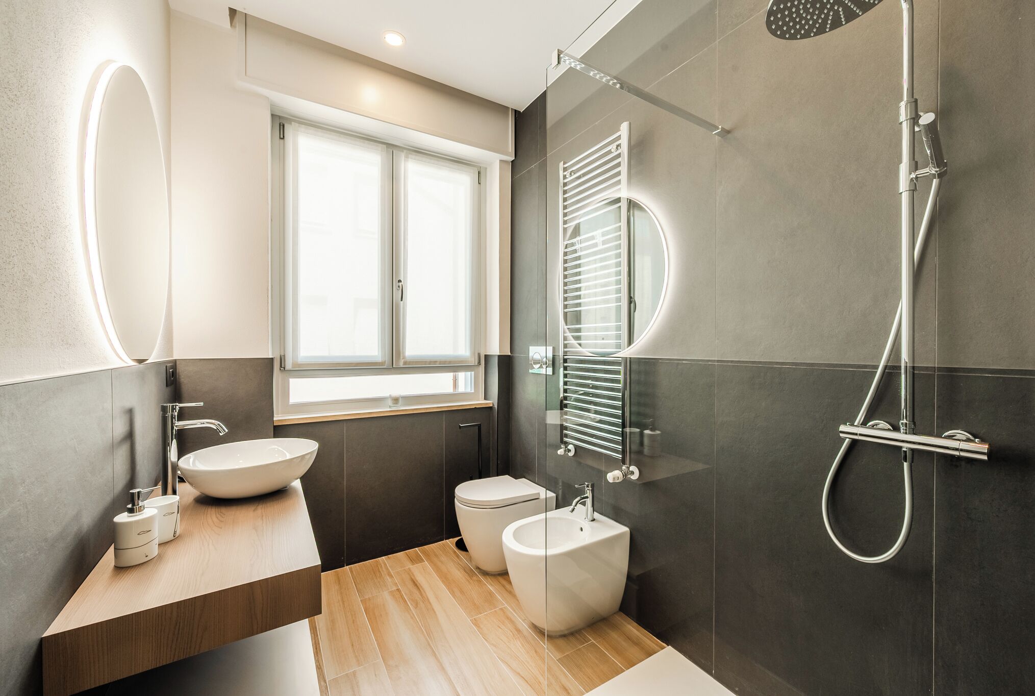 Dusche, Haartrockner, Bidet, Handtücher