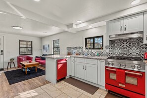 Frigorífico, microondas, horno y placa de cocina