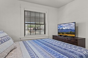 6 bedrooms, desk, iron/ironing board, WiFi