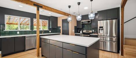 Réfrigérateur, micro-ondes, four, plaque de cuisson