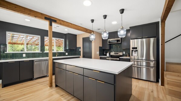 Kühlschrank, Mikrowelle, Ofen, Herdplatte