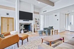 スマートテレビ、テレビゲーム、テーブルサッカー台