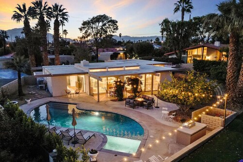 The Palms: HUGE Backyard, Heated Pool, & Hot Tub