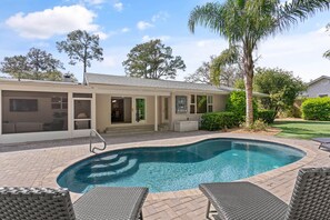A heated pool - Knot On Call located near the Village, sleeps 8 and has a pool! (St Simons Island)