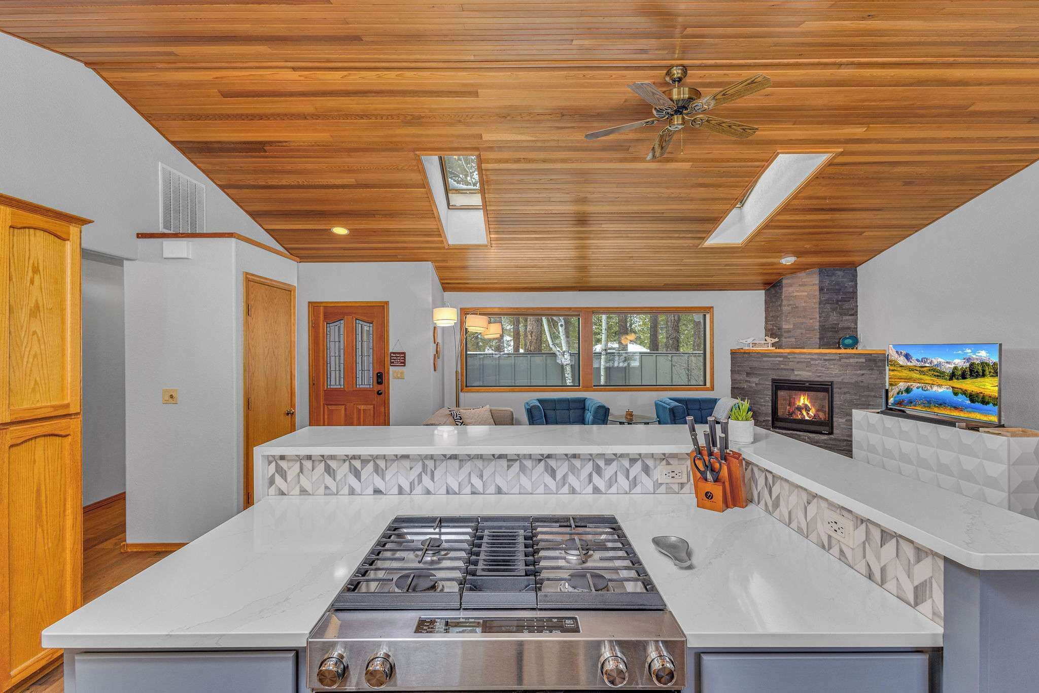 Geladeira, micro-ondas, fogão, cooktop