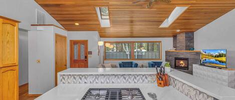 Kylskåp, mikrovågsugn, ugn och spishäll