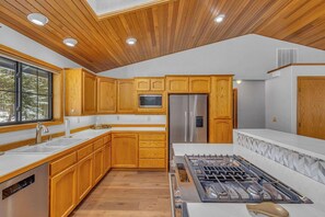 Køleskab, mikrobølgeovn, ovn, kogeplade