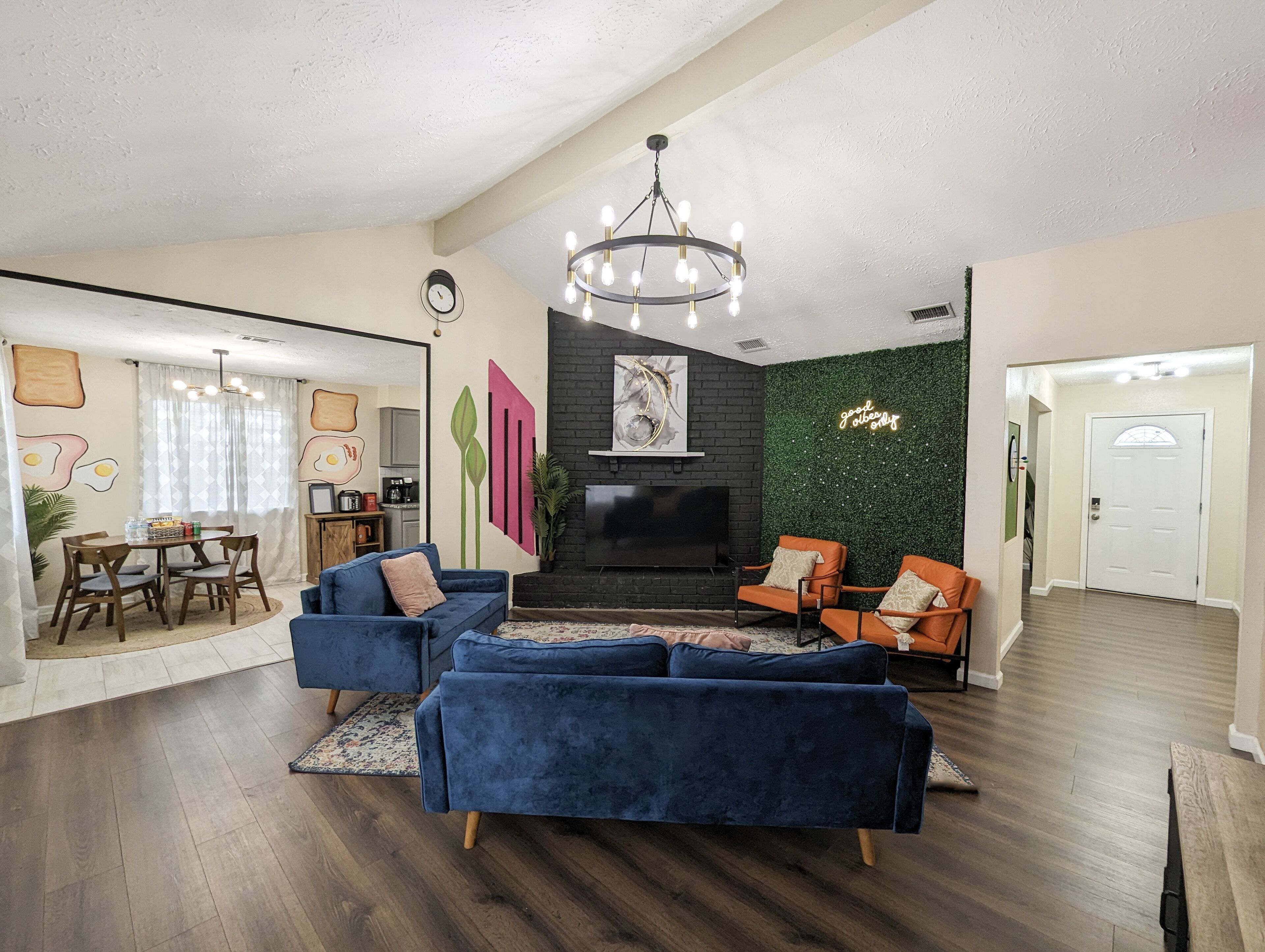Vibrant Getaway – Say Hello to the Best of Houston! Quiet 4 BDR, Dog Friendly!