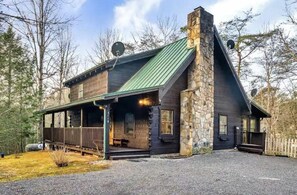 Exterior - Peaceful mountain retreat with hot tub (Sevierville)