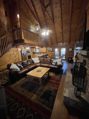 Smart TV, fireplace, video games, table football - Peaceful mountain retreat with hot tub (Sevierville)