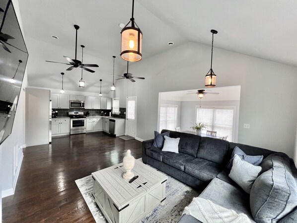 Smart TV - Pet Friendly Home Close To Lake Norman 3BR/2BA Newly Renovated MUST SEE!!! (Mooresville)