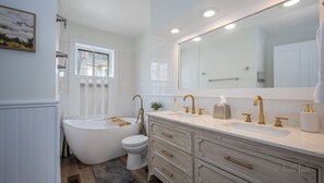 Hair dryer, towels, soap, toilet paper - 30+ Day 3BR Home One Blk off Historic Main St. Galena w/Pking and W/D (Galena)