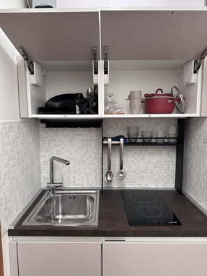 Kühlschrank, Herdplatte, Wasserkocher mit Kaffee-/Teezubehör