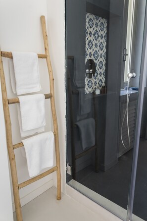 Hårtørrer, håndklæder, Sæbe, Toiletpapir