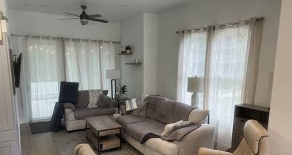 Cozy 1-bedroom house with AC and WiFi in adorable Sarasota on a 5 acre property