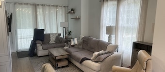 Cozy 1-bedroom house with AC and WiFi in adorable Sarasota on a 5 acre property