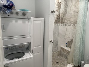 Dusche, Haartrockner, Handtücher, Seife