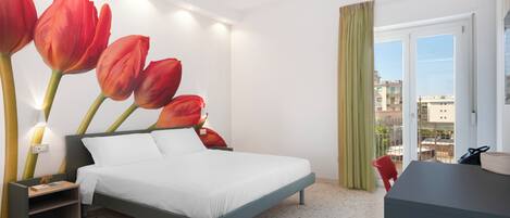 3 室のベッドルーム、セーフティボックス (室内)、デスク、アイロン / アイロン台