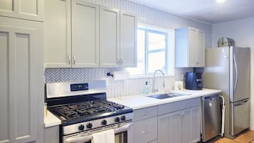 冰箱、微波炉、烤箱、炉灶