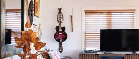 Smart TV, reproductor de DVD, libros, biblioteca de música