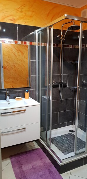 Dusj, hårføner, håndklær og såpe