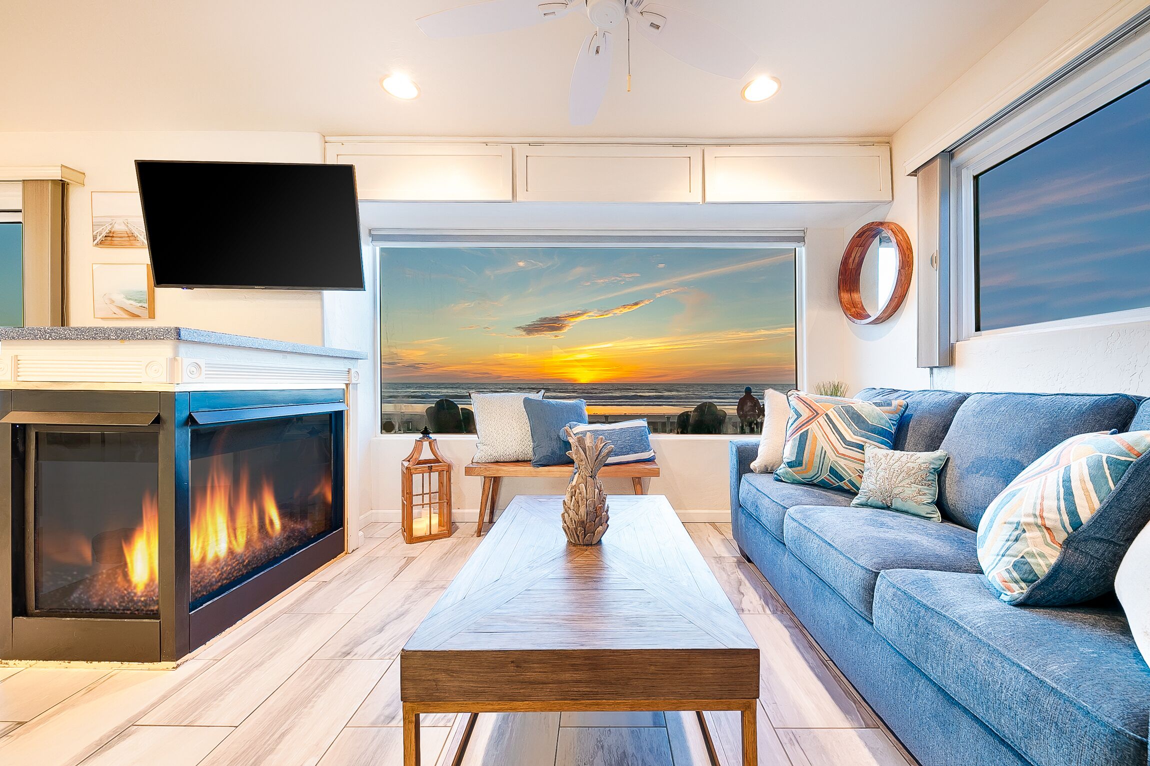 Een televisie en een open haard