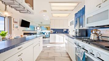 冷蔵庫、電子レンジ、オーブン、コンロ