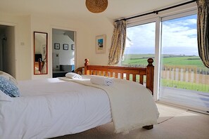 4 bedrooms, iron/ironing board, WiFi (free), bed sheets