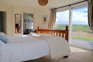 4 bedrooms, iron/ironing board, free WiFi, bed sheets - Sea Reach, Thurlestone in South Devon, sleeps 8, sea views and beaches close by (Thurlestone)