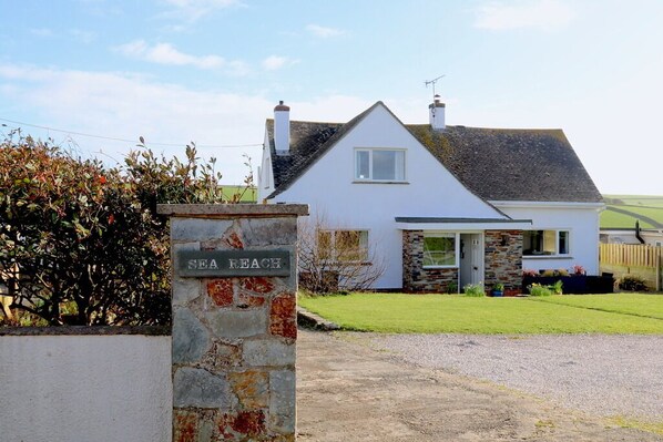 Exterior - Sea Reach, Thurlestone in South Devon, sleeps 8, sea views and beaches close by (Thurlestone)