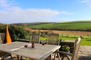 Outdoor dining - Sea Reach, Thurlestone in South Devon, sleeps 8, sea views and beaches close by (Thurlestone)