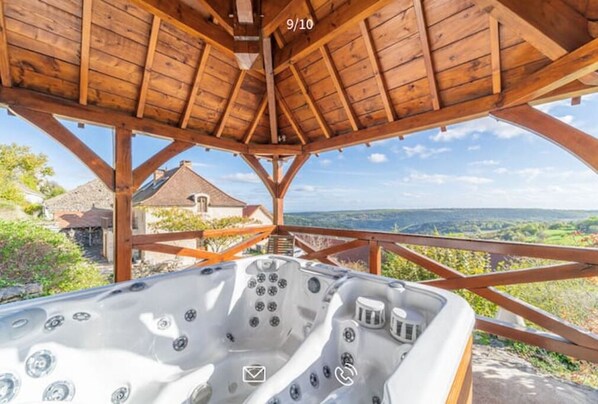 Outdoor spa tub - Maison au Bord de la Falaise (Baubigny)