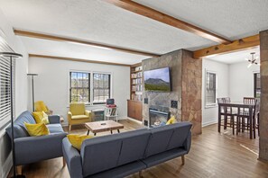 Smart TV, fireplace, books, music library - Beaver Street Trio - 3 Adjacent Homes, Fenced Yards, AC, W/D, 1G WiFi, Smart TVs (Flagstaff)