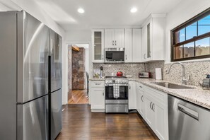 Fridge, microwave, oven, stovetop - Beaver Street Trio - 3 Adjacent Homes, Fenced Yards, AC, W/D, 1G WiFi, Smart TVs (Flagstaff)