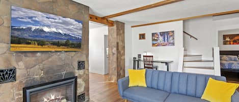 Smart-TV, Kamin, Bücher, Musikbibliothek