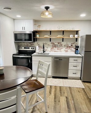 Fridge, microwave, oven, stovetop - Newly updated private studio (Portsmouth)