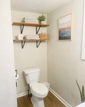 Sèche-cheveux, serviettes fournies, shampoing, papier toilette