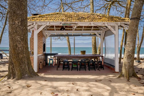 Casa Aconchegante em Penha, pé na Areia, com Piscina e Quintal Arborizado
