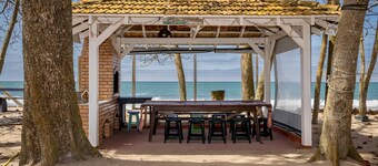 Casa Aconchegante em Penha, pé na Areia, com Piscina e Quintal Arborizado