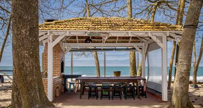 Casa Aconchegante em Penha, pé na Areia, com Piscina e Quintal Arborizado