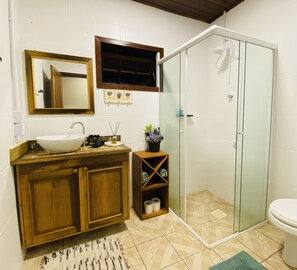 Shower, hair dryer, soap, toilet paper - Casa Aconchegante em Penha, pé na Areia, com Piscina e Quintal Arborizado (Praia de Armação do Itapocorói Penha)