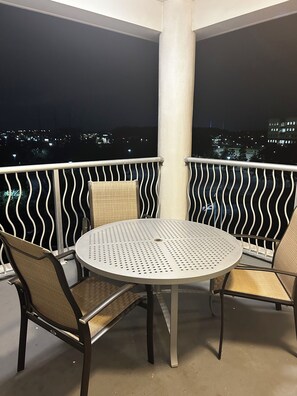 Apartamento, 2 quartos, sacada | Opções para refeição ao ar livre