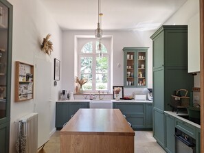 Ovn, kokeplater og oppvaskmaskin