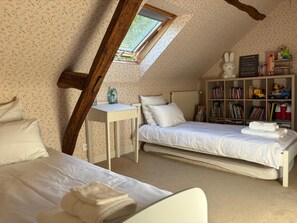 6 bedrooms, iron/ironing board, WiFi, bed sheets