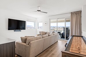 TV, fireplace, foosball - A Sapphire Sunset: Desert Color Lagoon + Beaches (St. George)