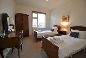4 bedrooms, free WiFi, bed sheets - Stronvar- coastal home with sea views (Pittenweem)