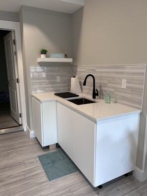 Fridge, microwave, oven, stovetop - A place to make memories. (Salisbury)