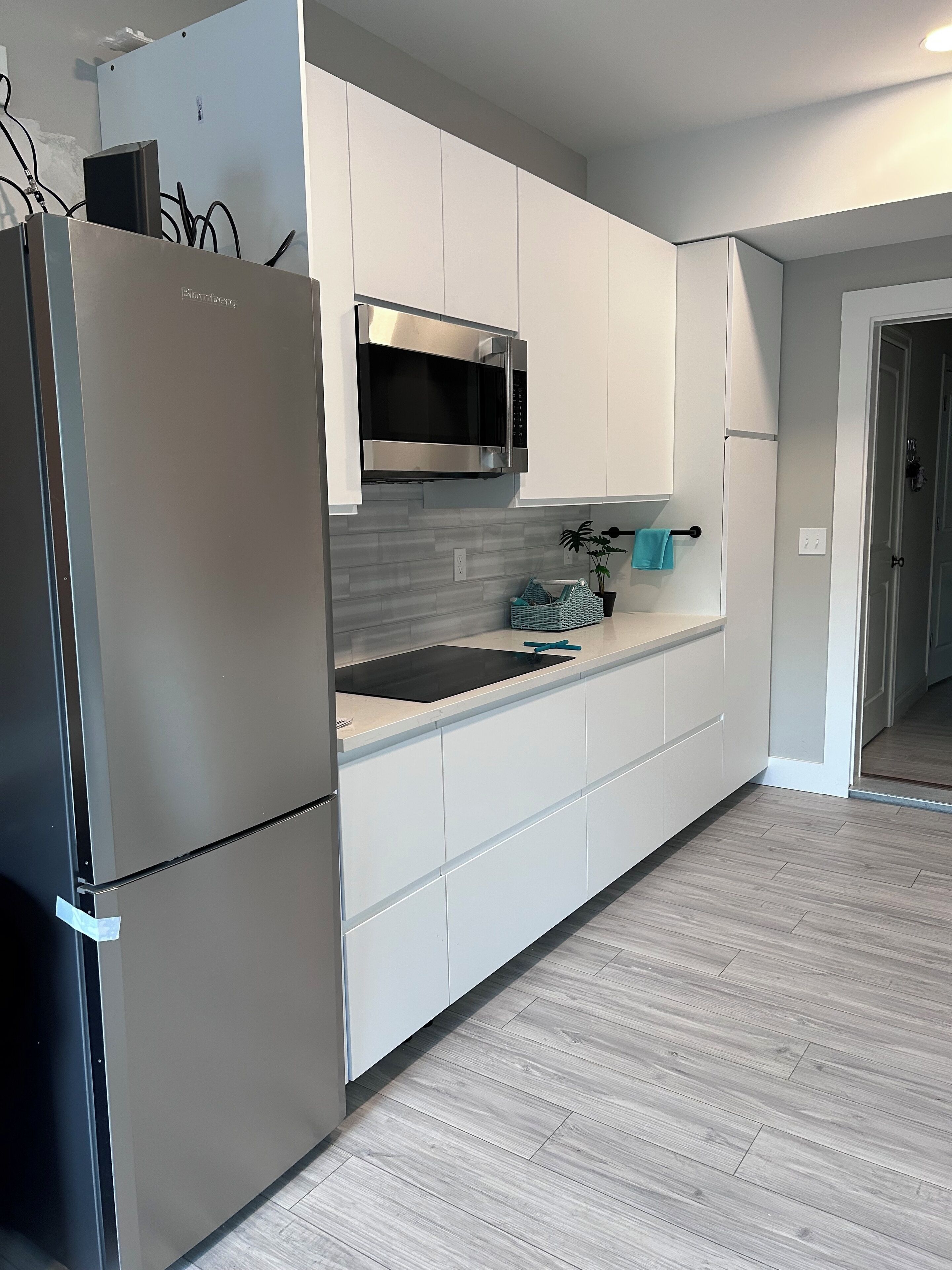 Geladeira, micro-ondas, fogão, cooktop